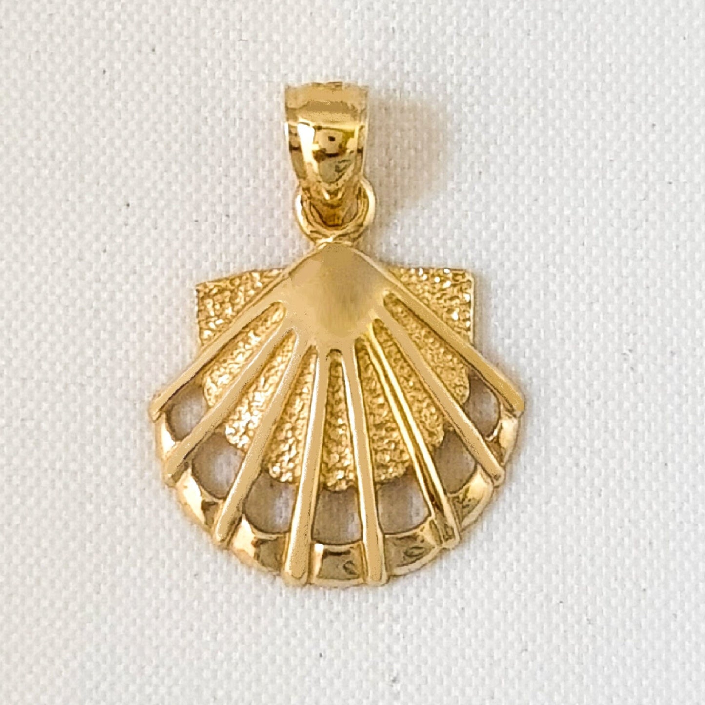 14K Yellow Gold Scallop Shell Pendant